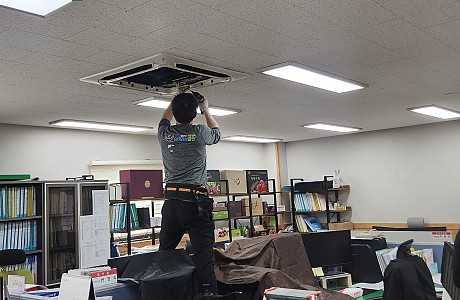 시설 환경정비 안내 – 에어컨 필터 청소 실시